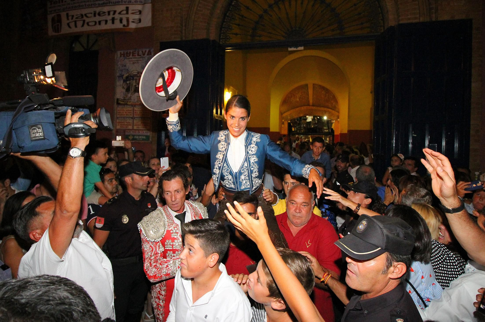Imágenes de la corrida de rejones de Pablo Hermoso de Mendoza, Andrés Romero y Lea Vicens.