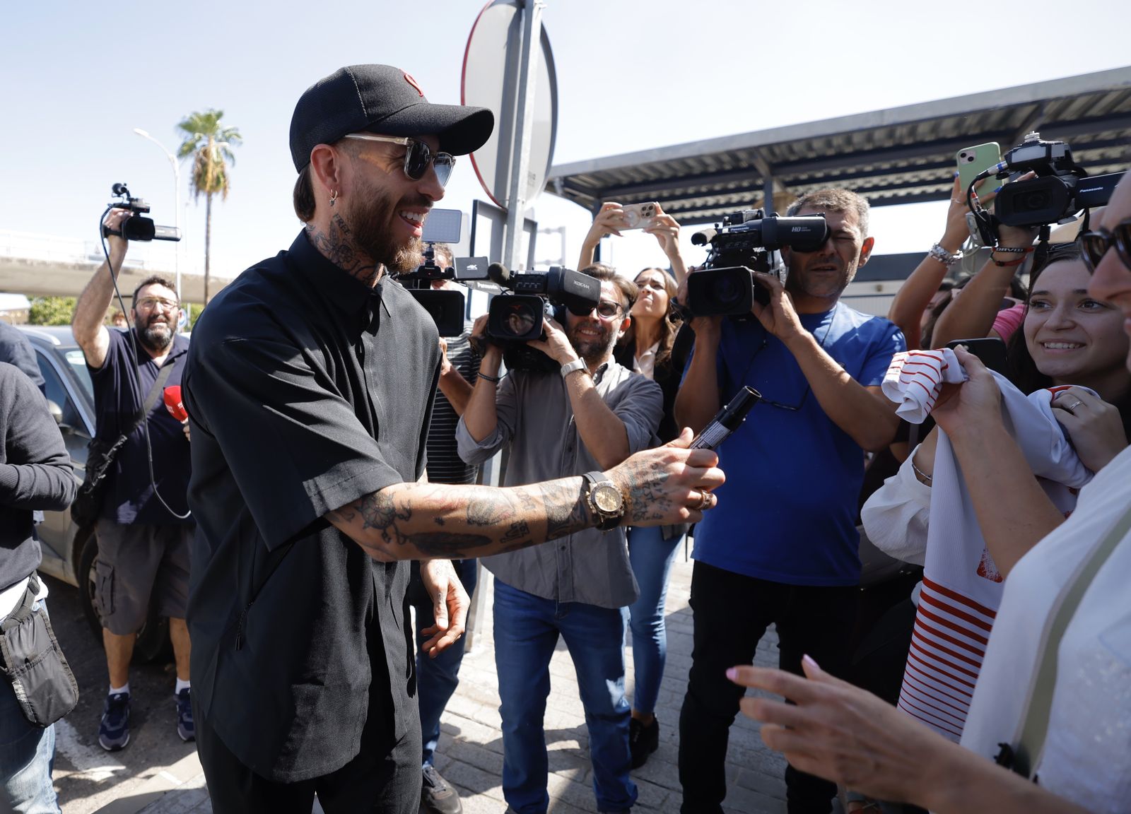 Sergio Ramos aterriza en San Pablo para firmar por el Sevilla