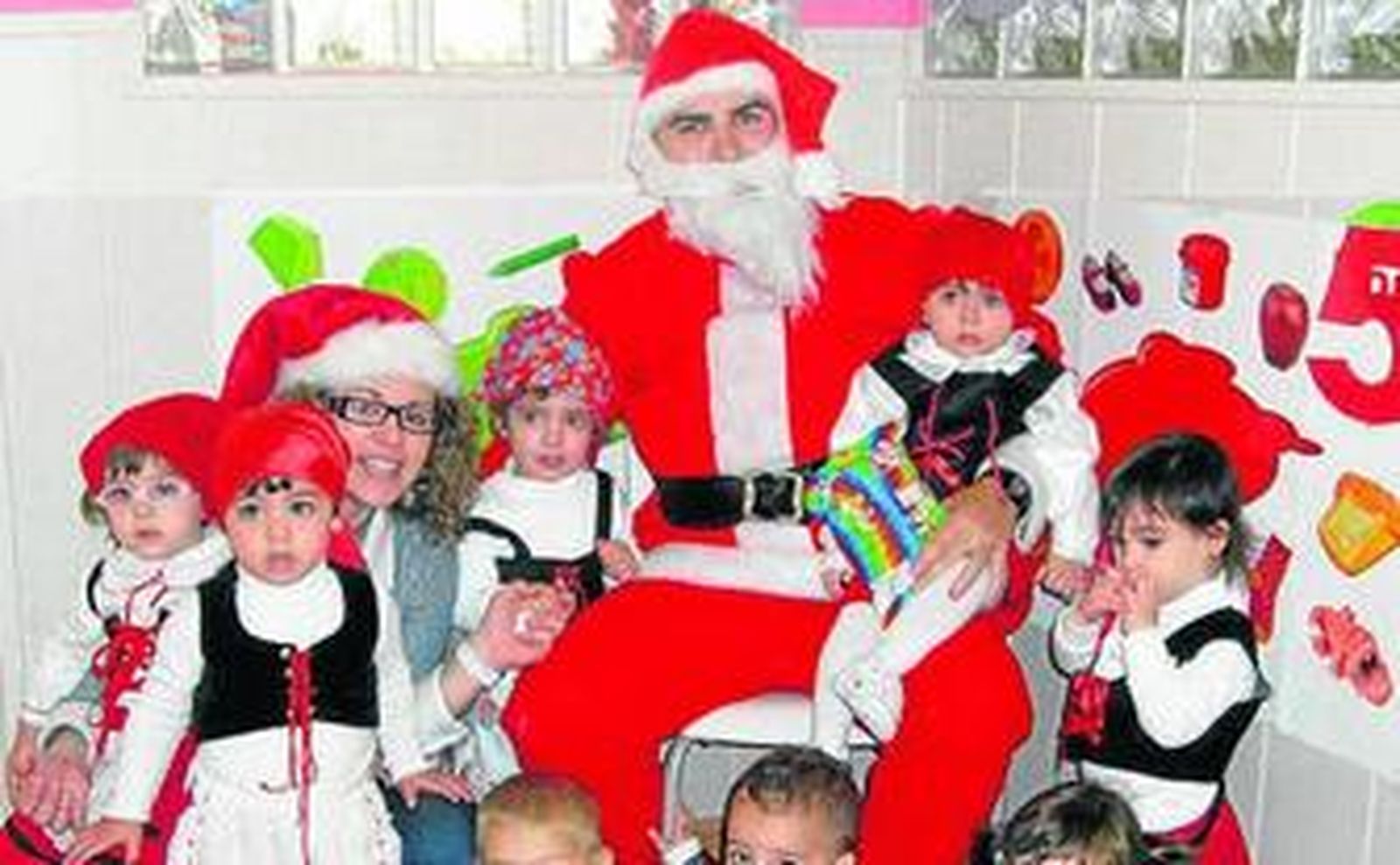 Los niños de la guardería, con Papá Noel.