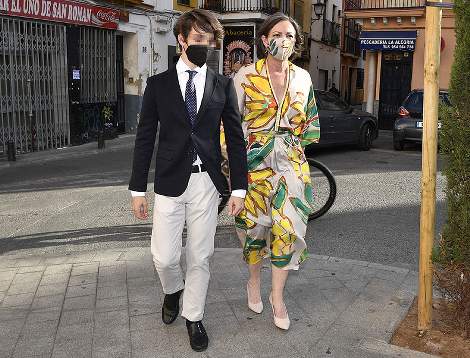 Matilde Solís, abuela paterna de la niña, accediendo al templo.