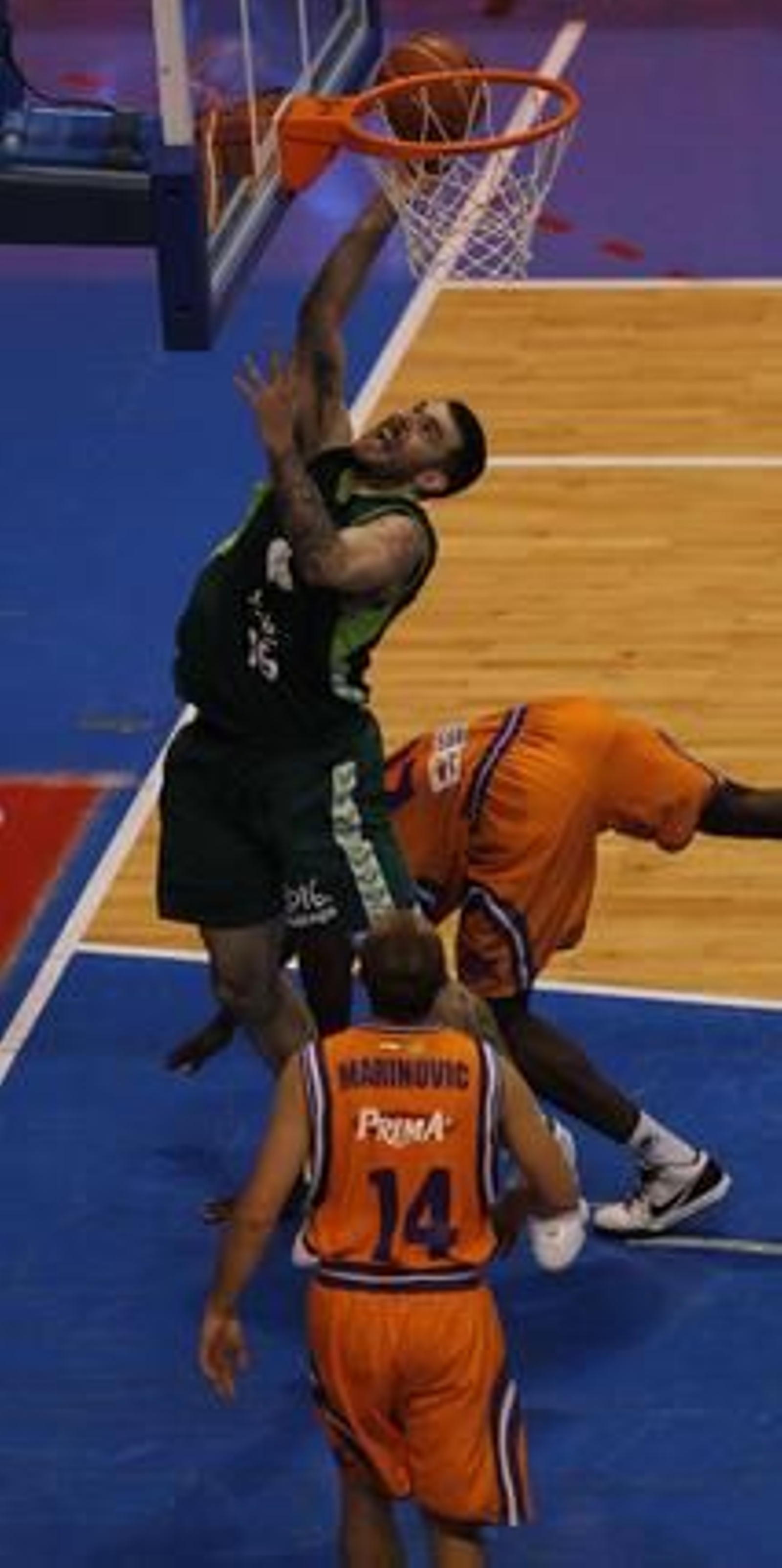 El Unicaja se mete en semifinales de los play-off de la ACB tras ganar en dos partidos al Power Electronics Valencia. / Sergio Camacho