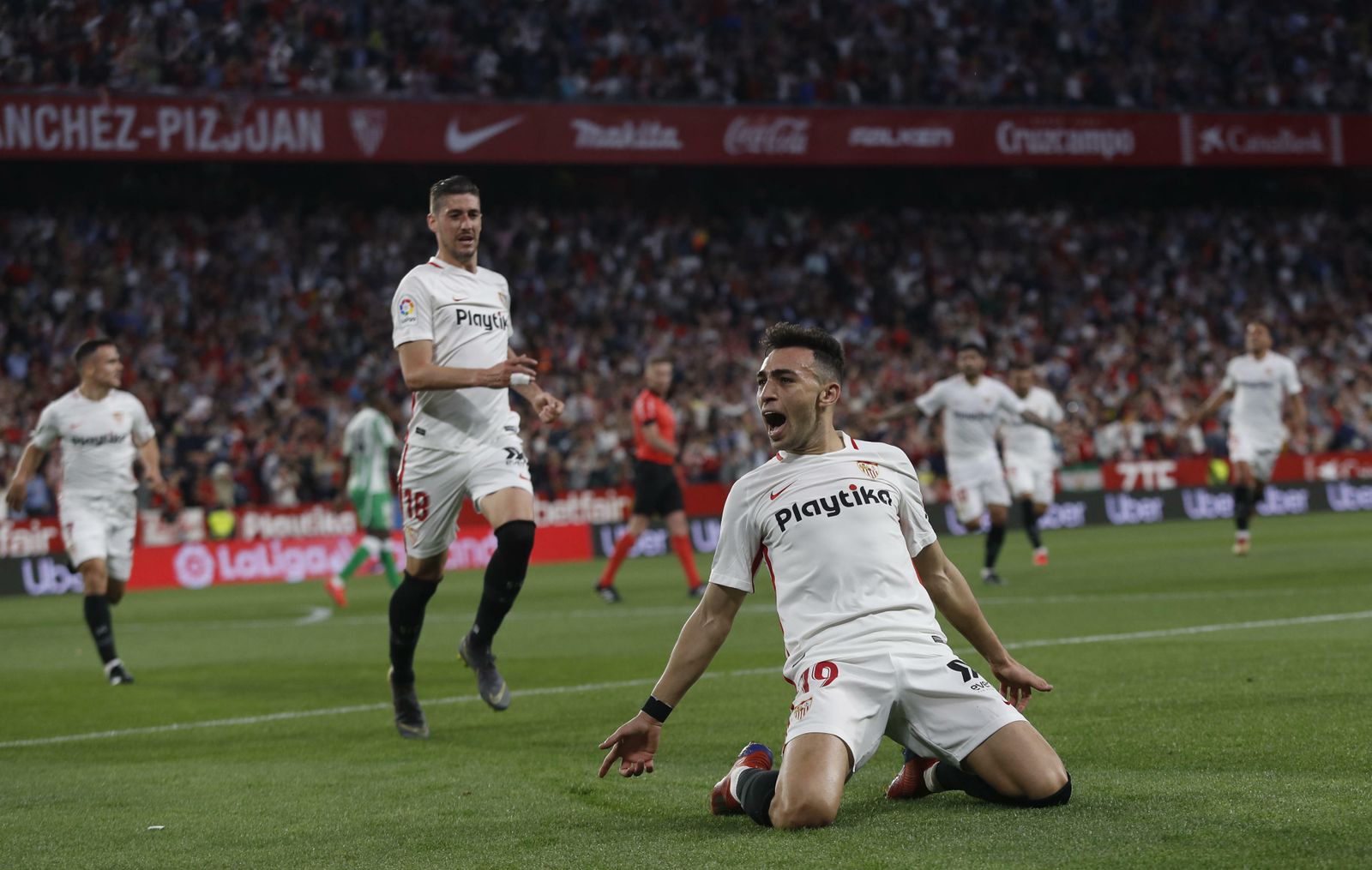 Munir celebra su gol, el 1-0, mientras Escudero, Roque Mesa y Banega se acercan a felicitarlo.