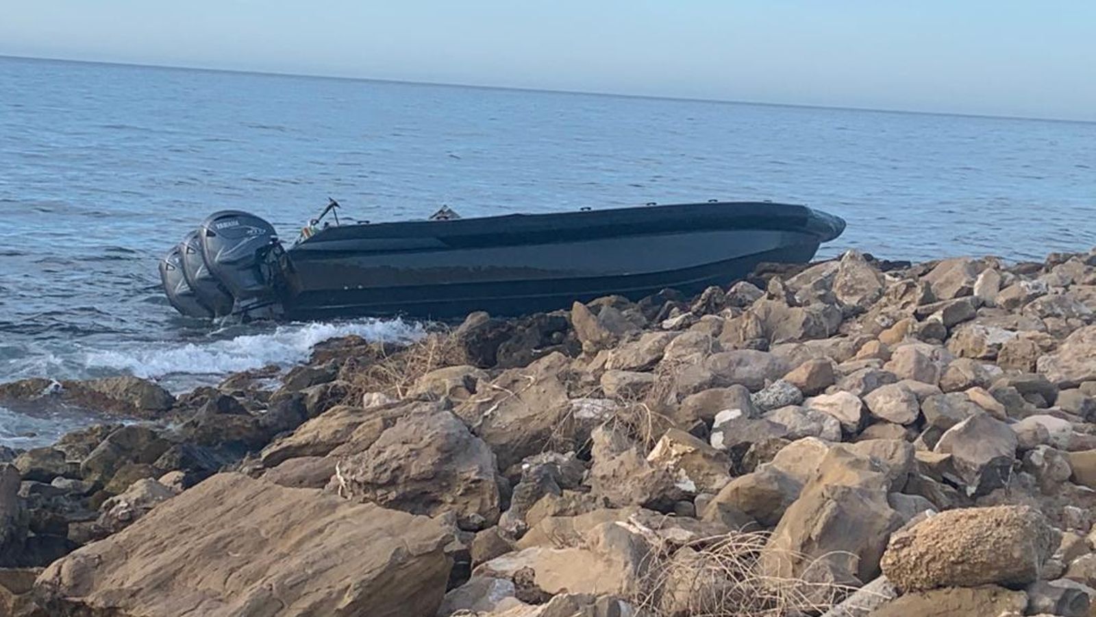 La embarcación semirrígida donde se halló la droga, embarrancada
