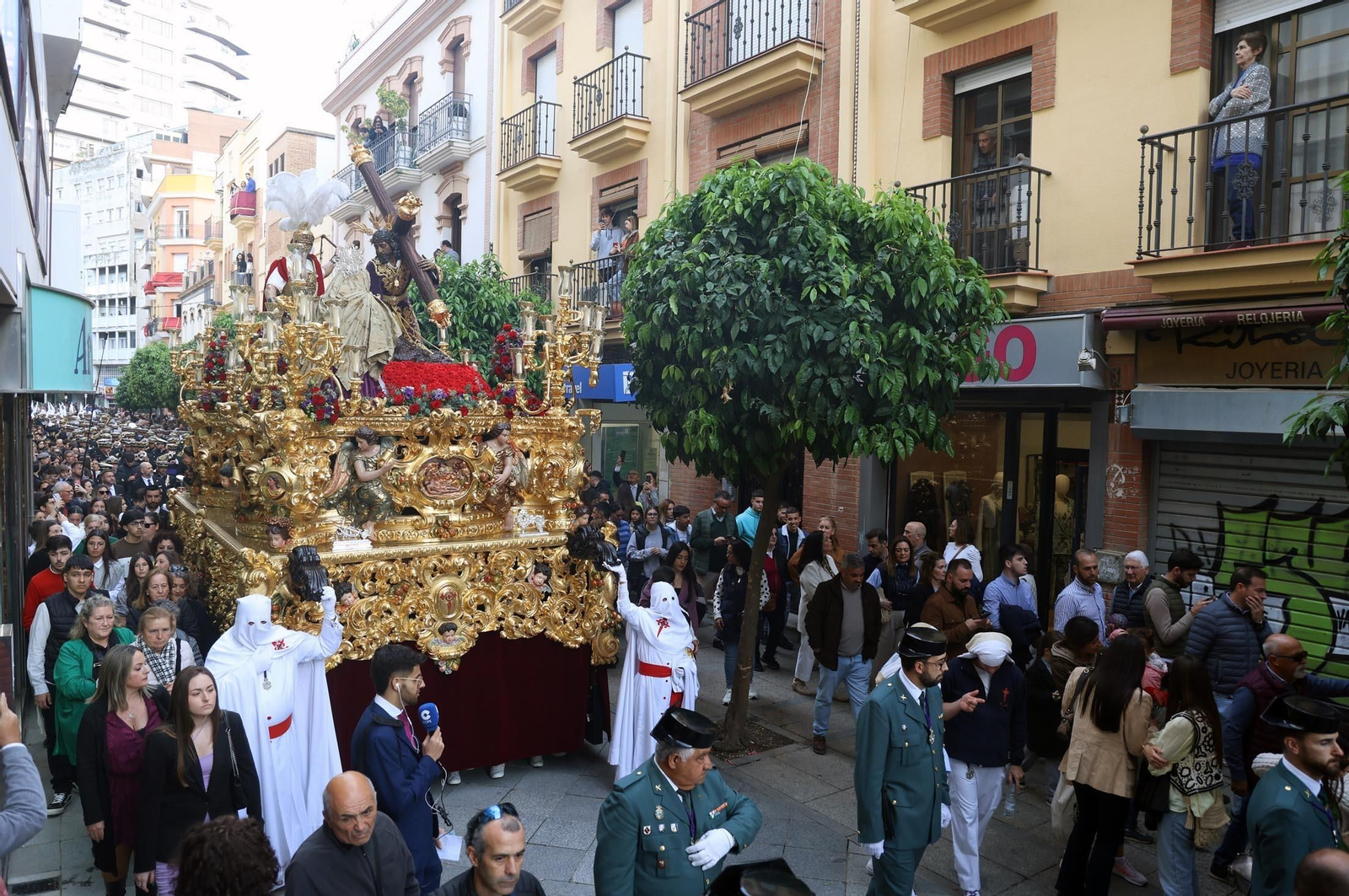 Las mejores imágenes del Lunes Santo en Huelva: Hermandad de las Tres Caídas