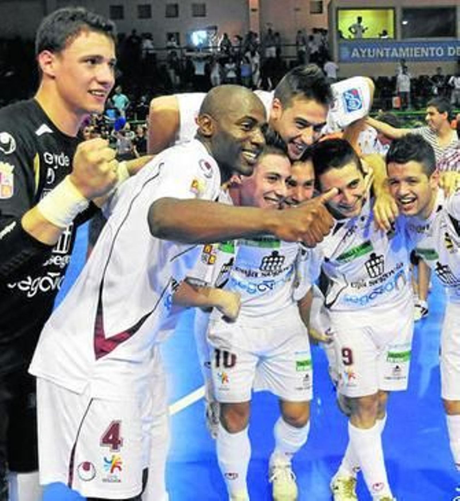 Los jugadores del Caja Segovia celebran el triunfo.