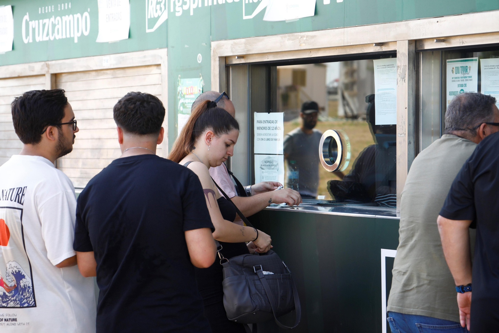 Colas en El Arcángel para hacerse con las entradas de los partidos del Córdoba CF ante la Ponferradina