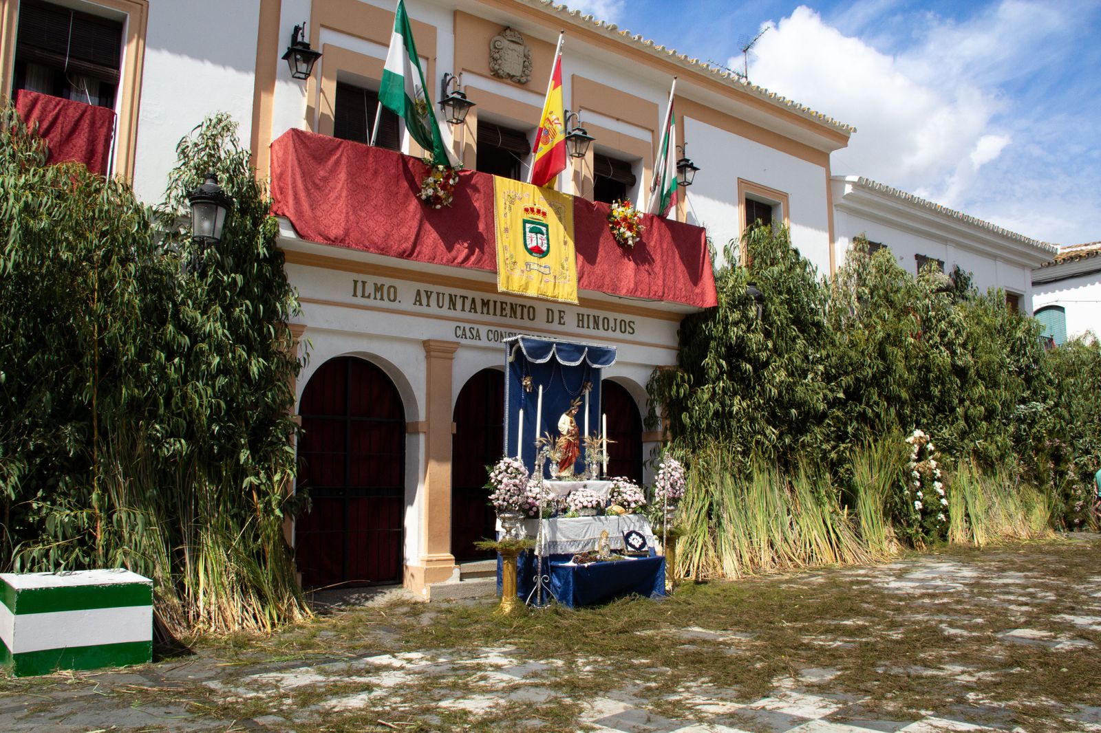 La festividad de Su Divina Majestad en esta localidad del Condado onubense adquirió con el paso de los siglos una singular importancia en el rico patrimonio etnográfico de Andalucía.