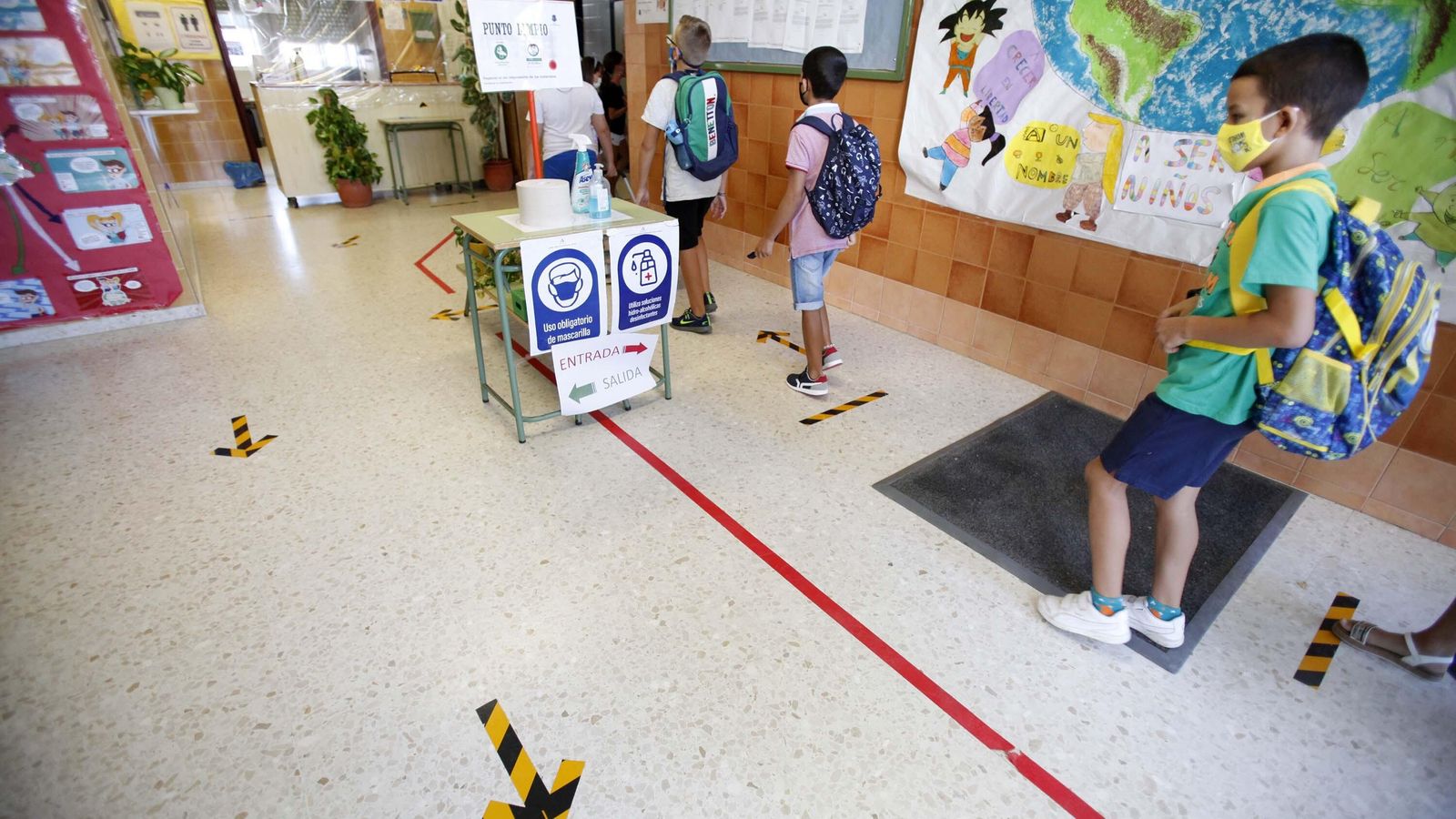 Señalización y geles desinfectantes en un colegio de la Costa Occidental.