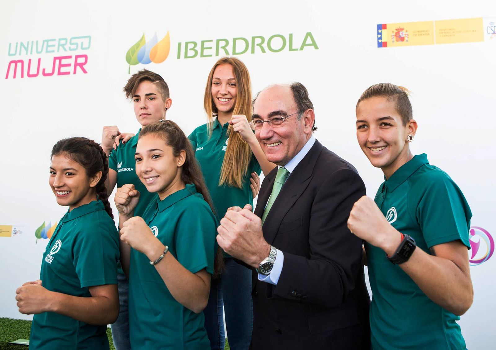 El presidente de Iberdrola, Ignacio Galán, junto a cinco boxeadoras del programa Universo Mujer.