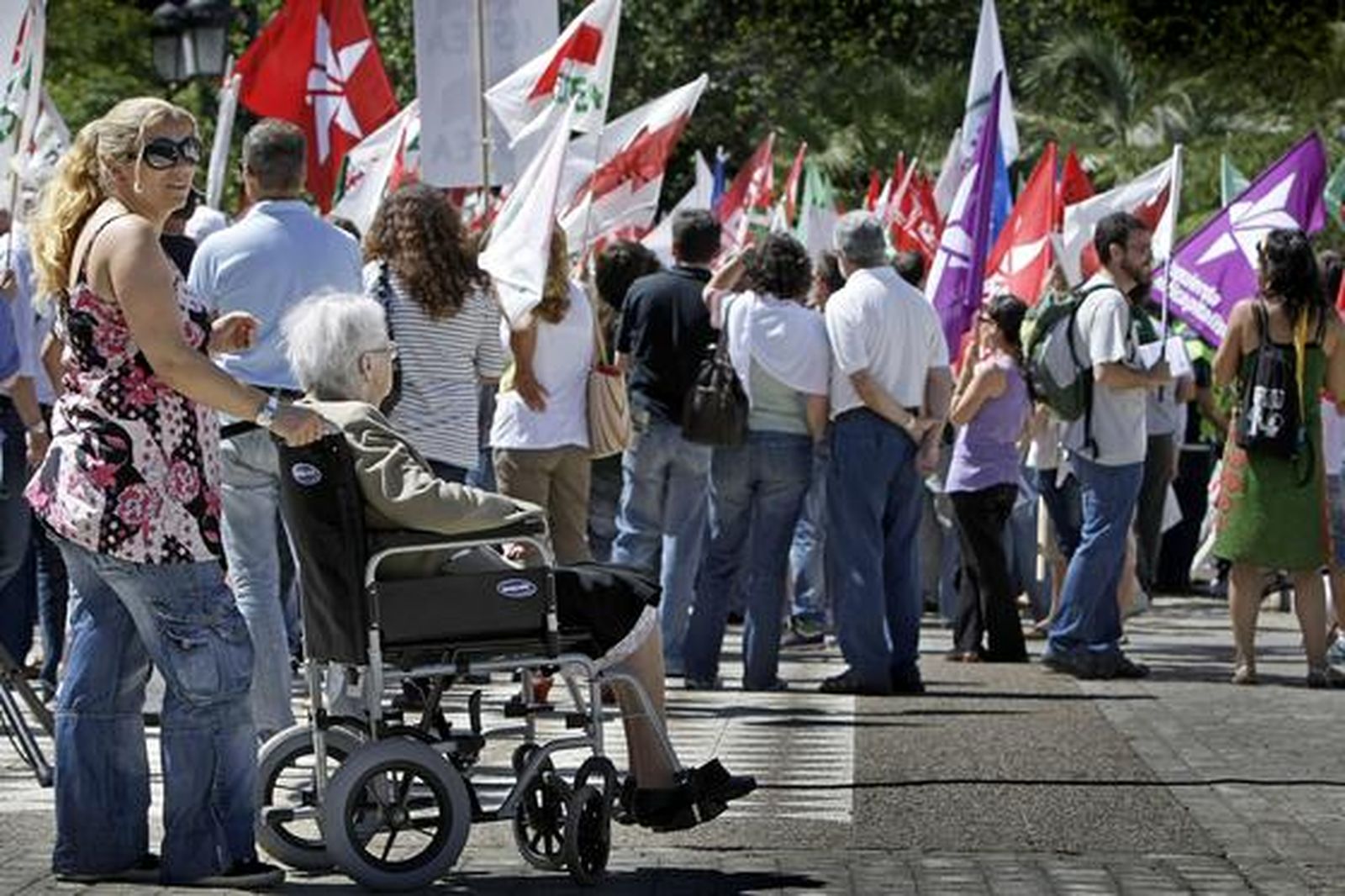 Más de 2.400 empleados públicos gaditanos secundan la huelga de funcionarios. 

Foto: Julio Gonzalez