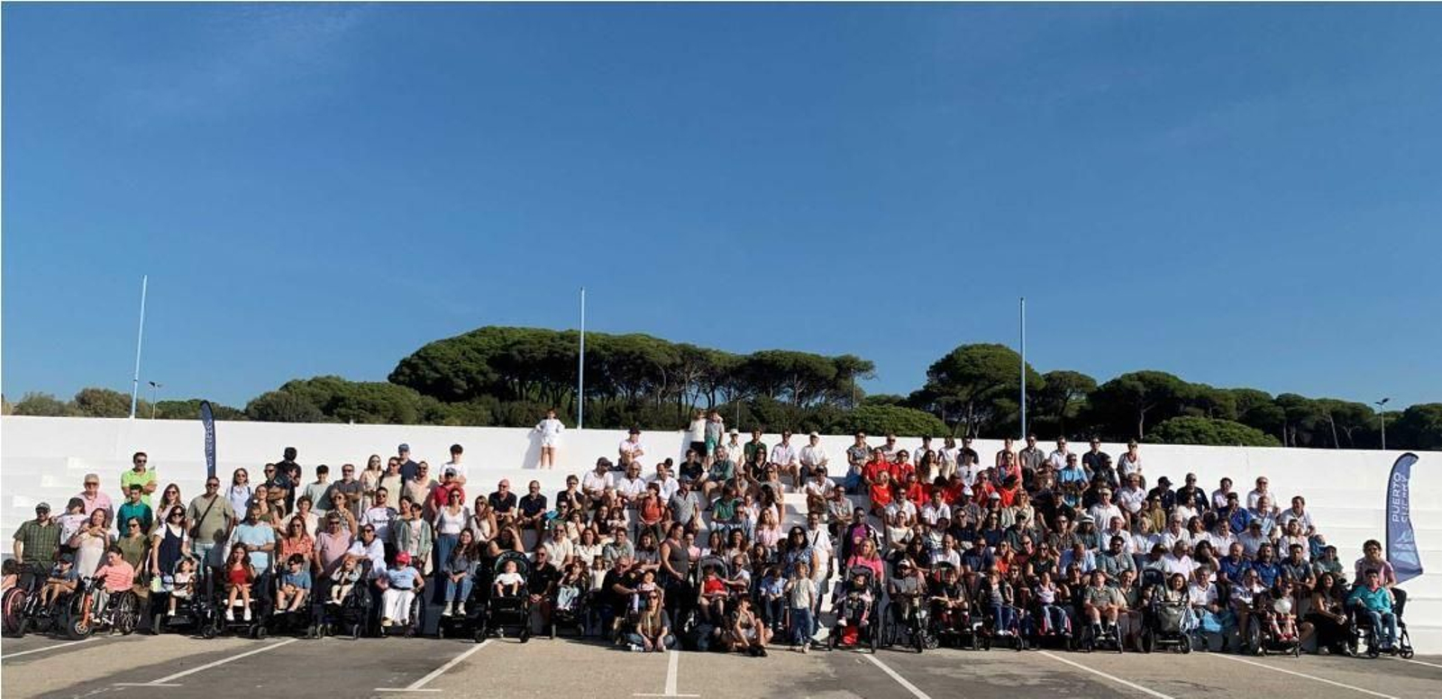 Participantes en la jornada solidaria 'Un día para desconectar en el mar'.