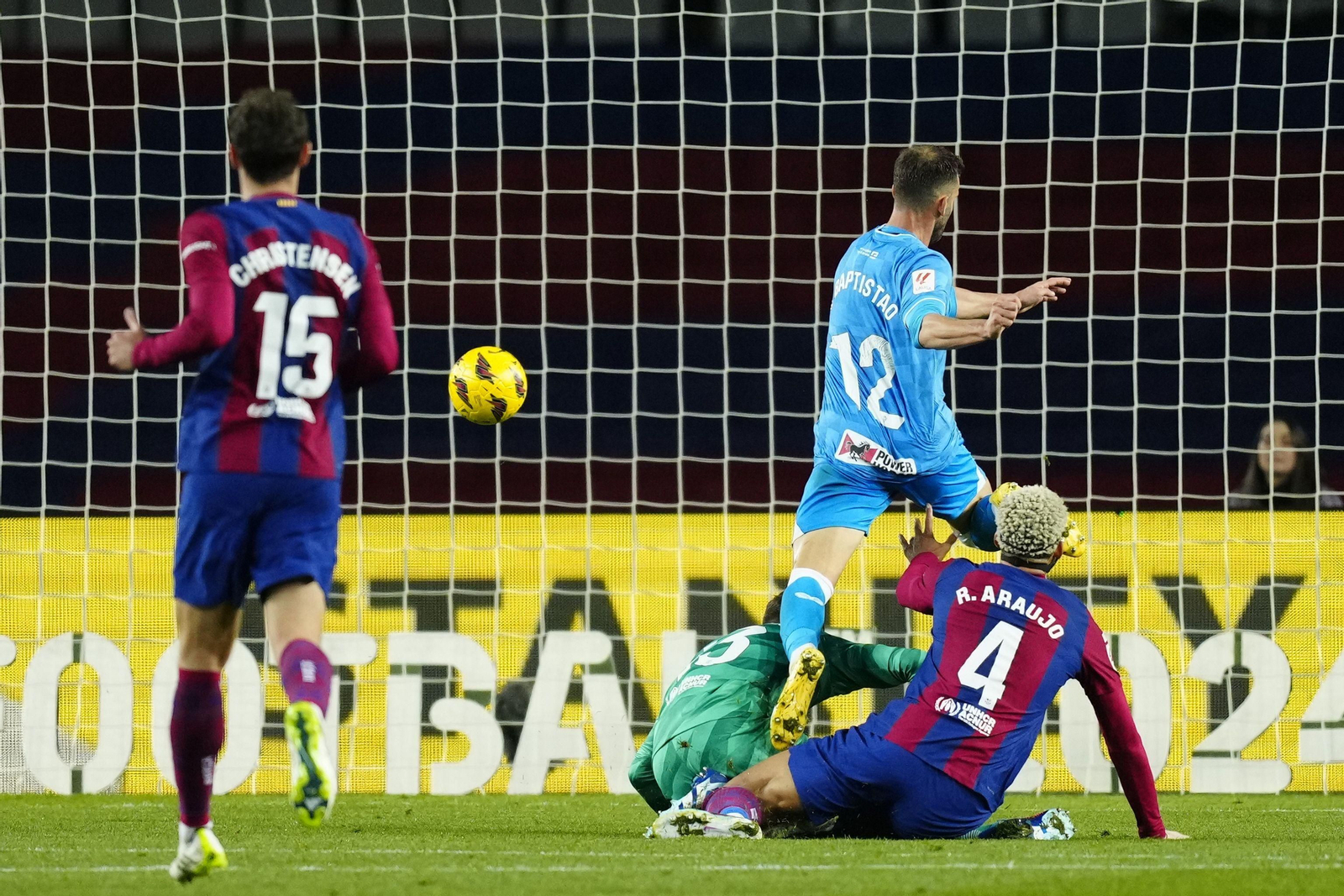 Baptistao define con clase ante Iñaki Peña el 1-1 tras la persecución de Araújo