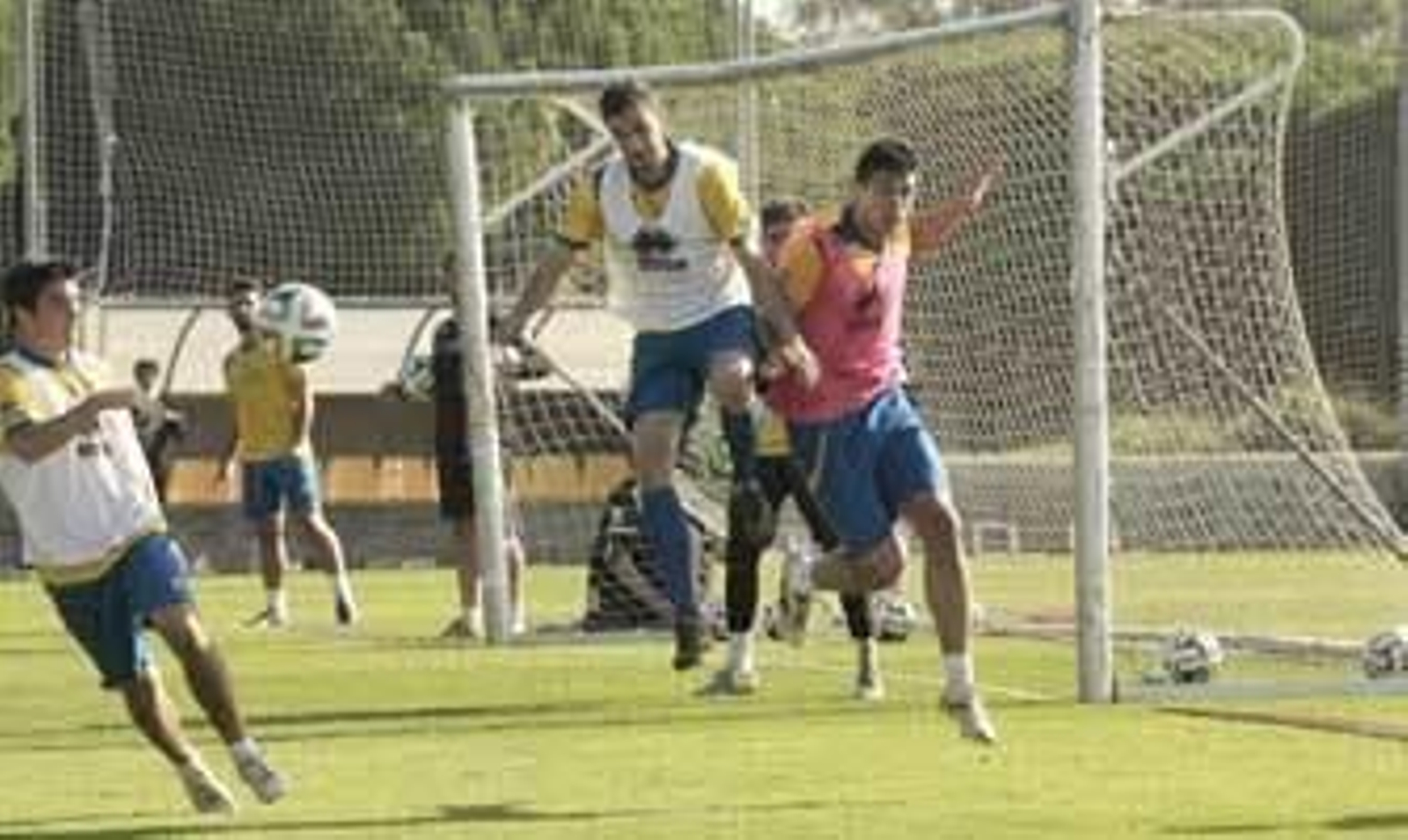 Galindo (i) se dispone a controlar el balón tras una pugna entre Juan Villar y Diego González en un partidillo. /Fito Carreto