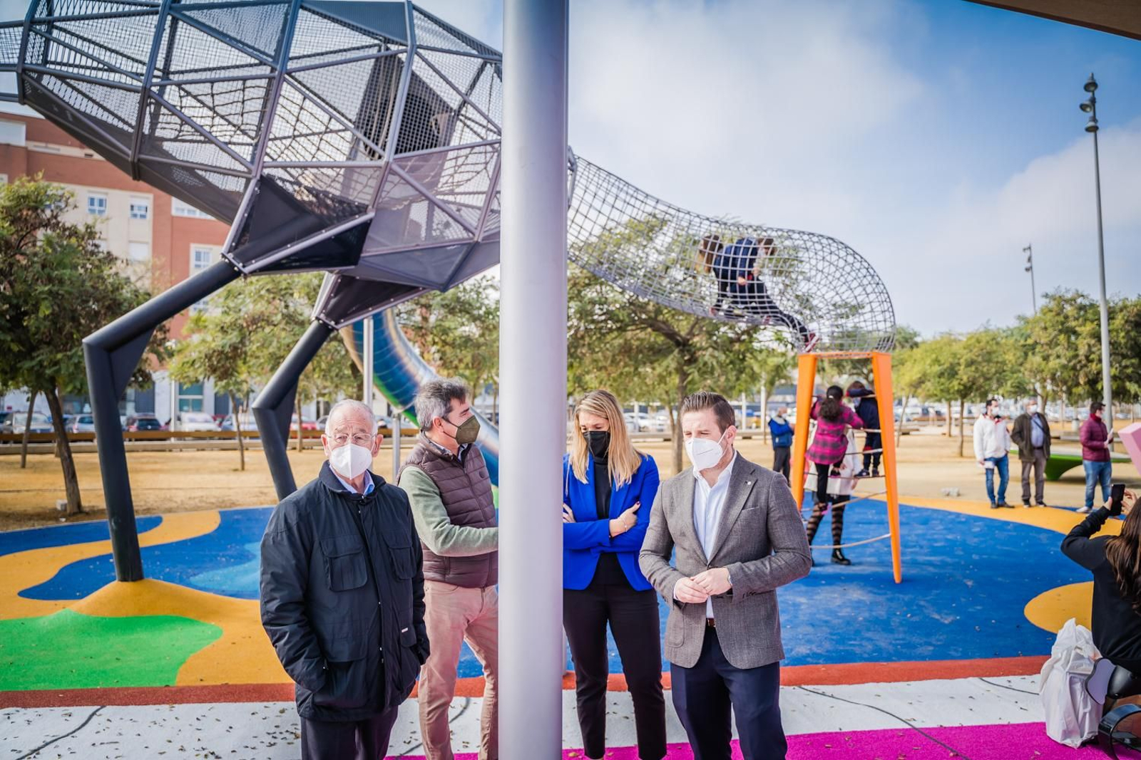 Amat, Llamas e Ibáñez, durante su visita a la nueva zona de juegos infantiles.