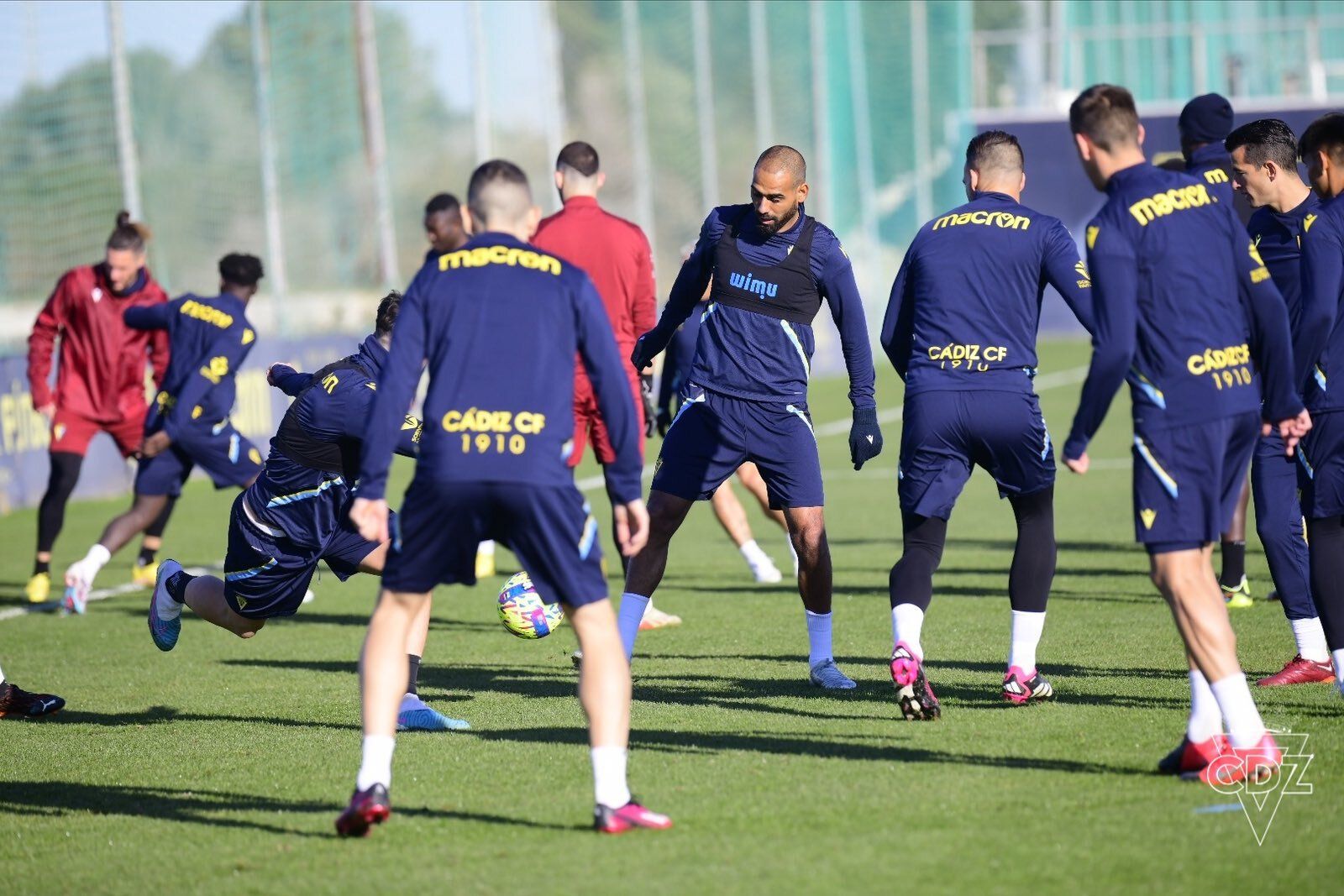 Fali (c) pone la nota agradable en la previa del choque en cuanto a la actualidad deportiva.