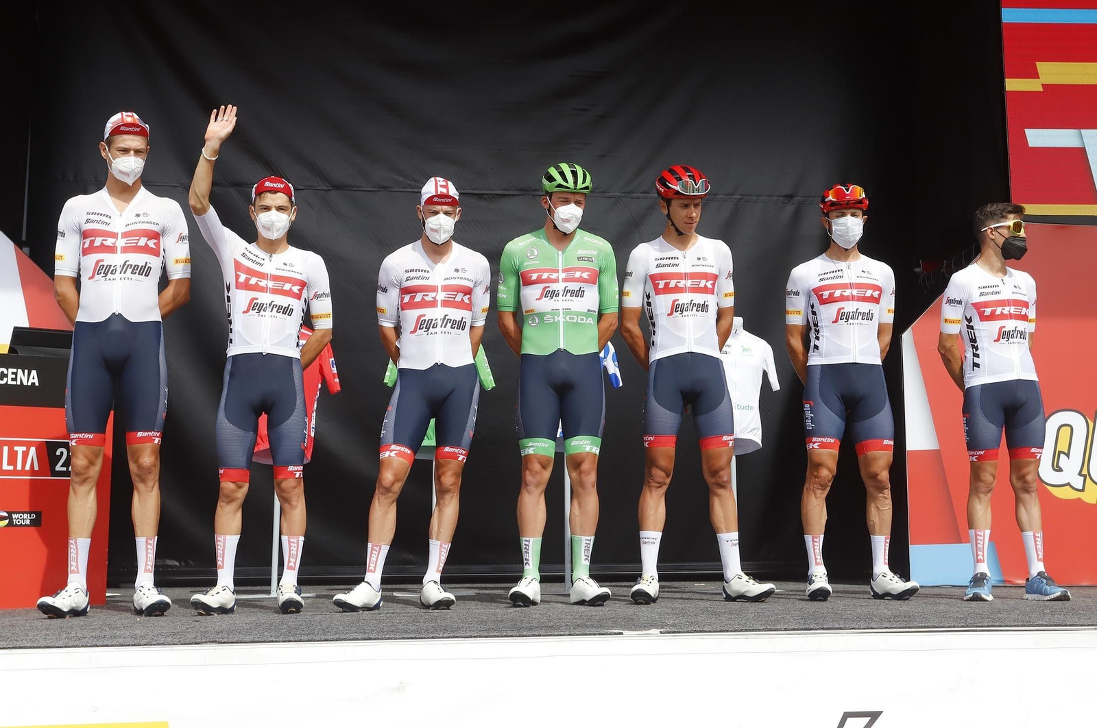 Imágenes de la Vuelta Ciclista a España en su salida desde Aracena en la 17ª etapa