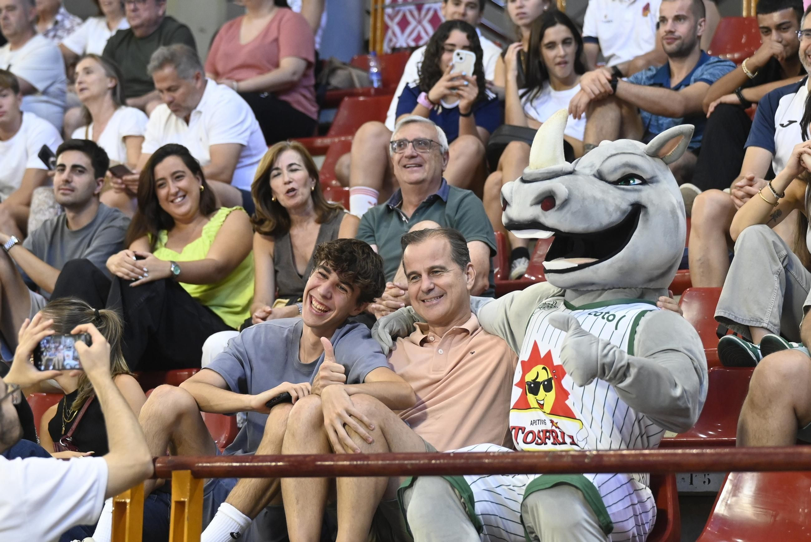 Las mejores fotos del ambiente en Vista Alegre para el Coto Córdoba - Jaén CB de la Copa de España de baloncesto
