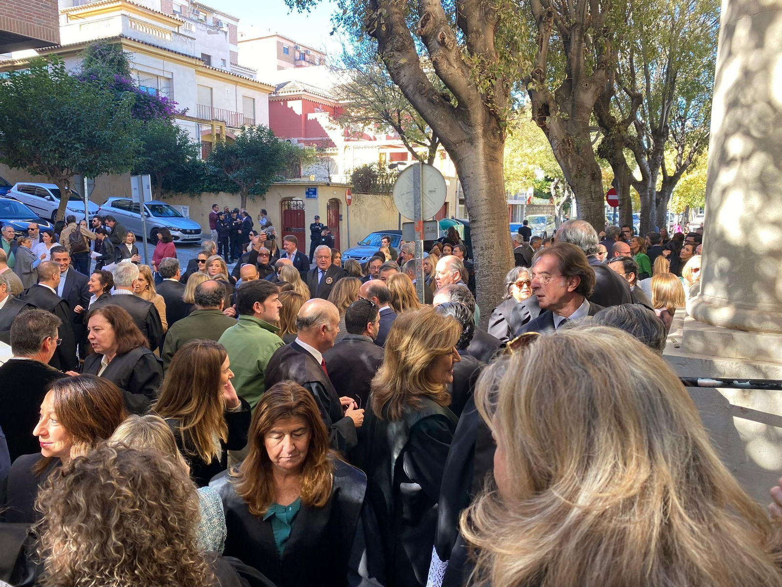 Concentración de profesionales de la justicia.