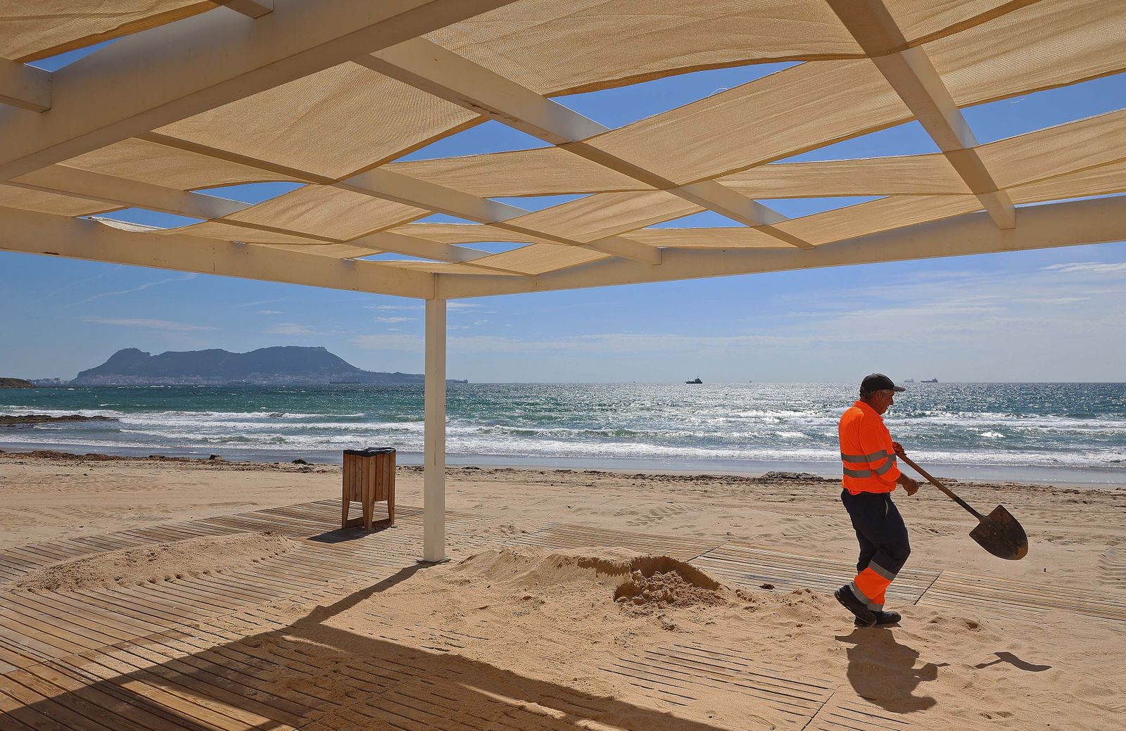 Imágenes de los preparativos para  la temporada de playas en Getares