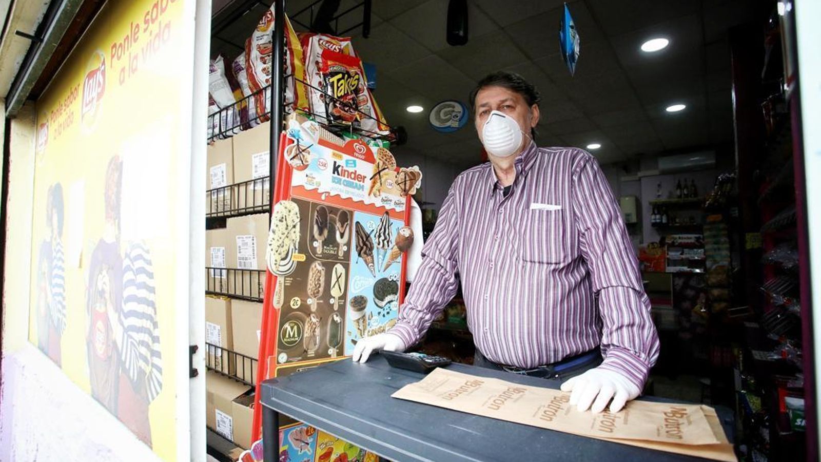 El comparsista José Luis Bustelo, en el improvisado mostrador de su almacén.