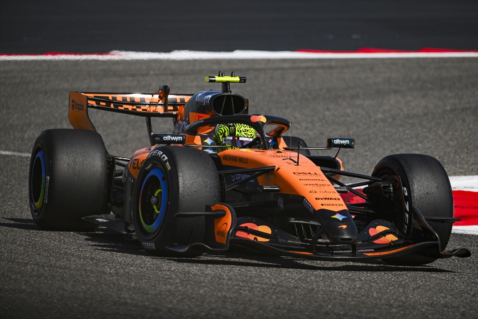 El nuevo McLaren del campeón del mundo, Lando Norris, durante los entrenamientos de la pretemporada.
