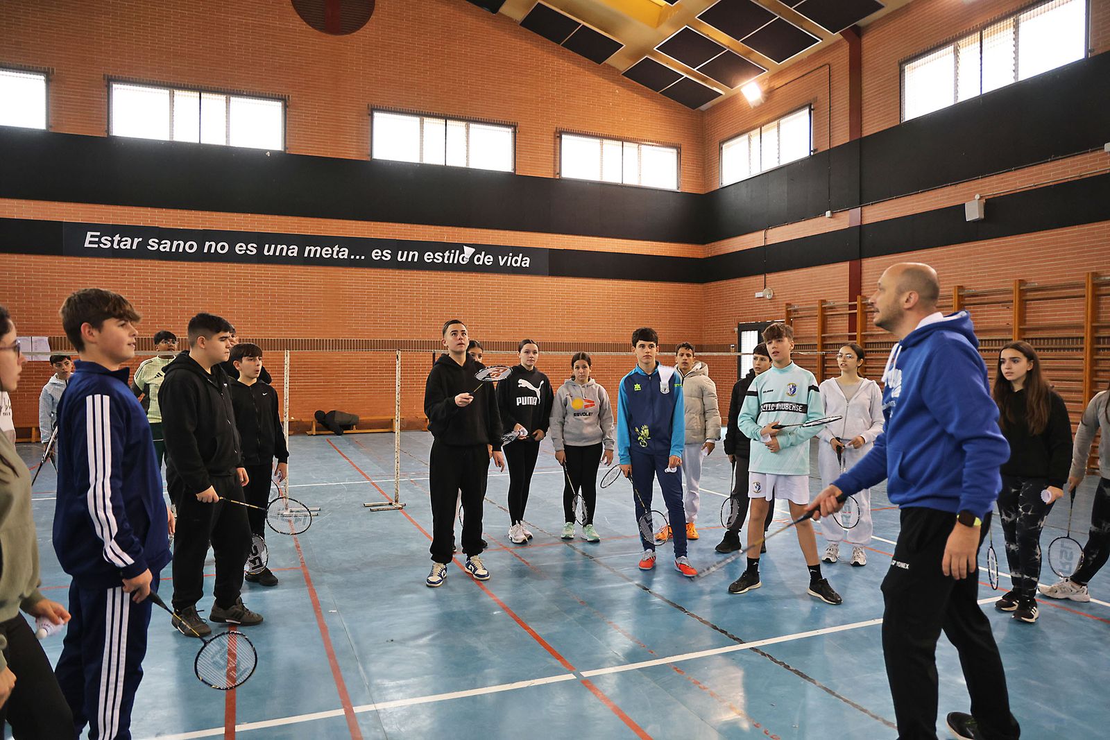 Exhibición práctica con alumnos y alumnas para promocionar el Campeonato de Europa de Bádminton en Huelva