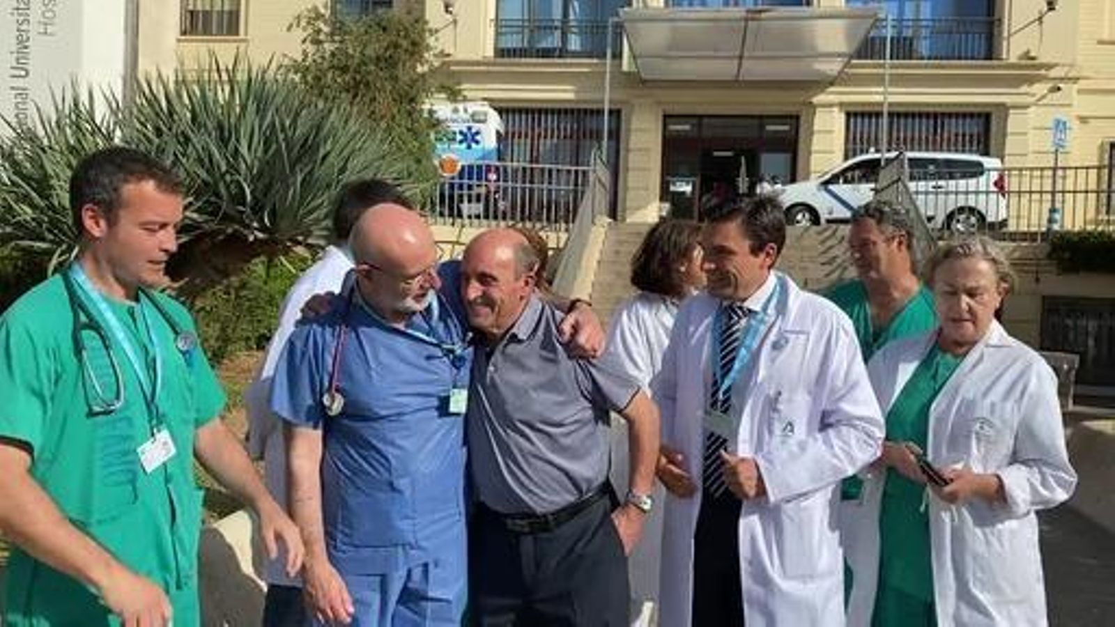 Los sanitarios que lo intervinieron saludan a Francisco.