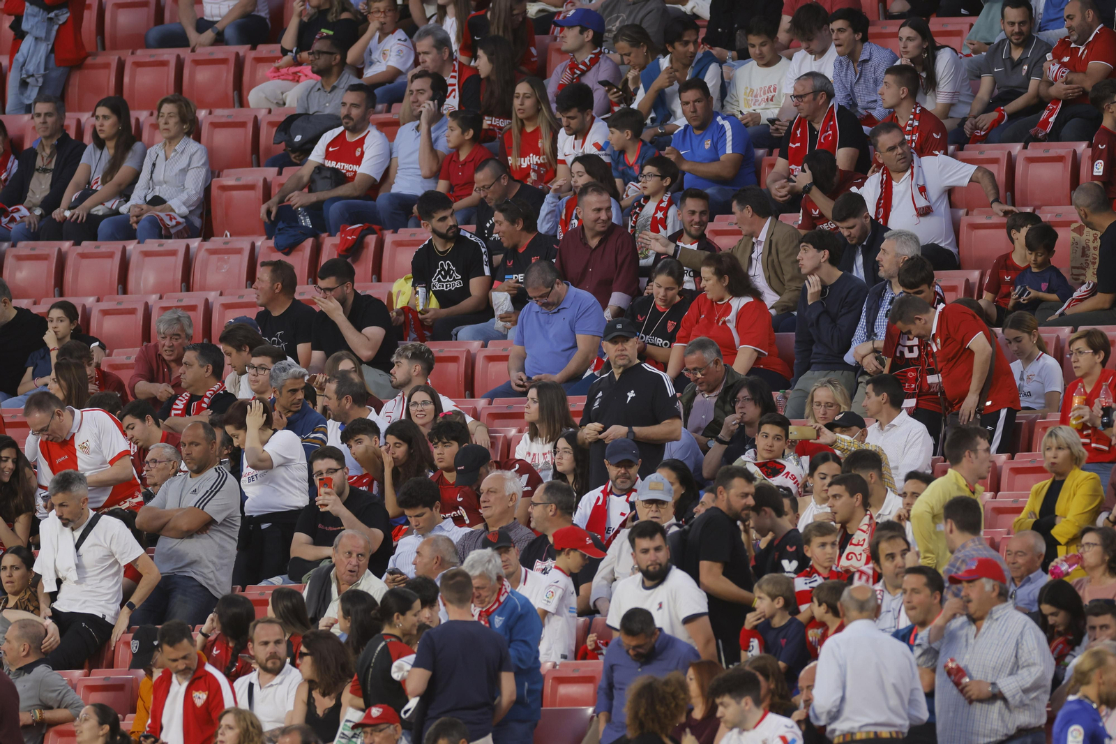 Búscate en las fotos del Sevilla-Celta