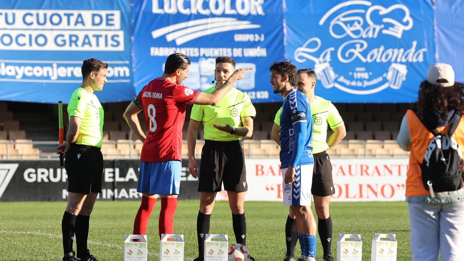 El jerezano Nacho Goma, capitán del Estepona, y Marcelo, en el sorteo de campo.