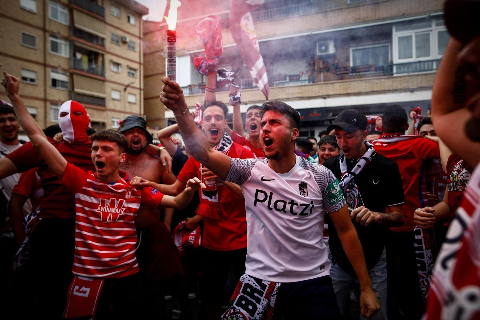 En imágenes: Así ha sido el recibimiento al autobús del Granada