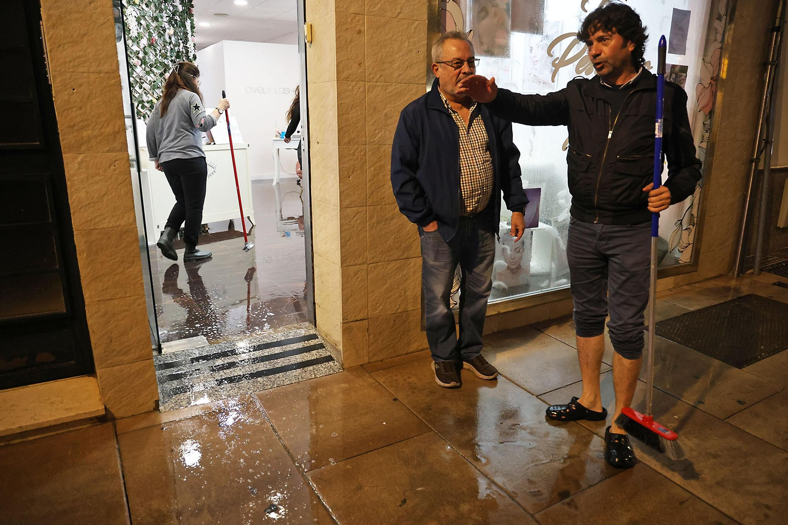 Imágenes del caos en Huelva por la borrasca Claudia con inundaciones, riadas y cortes de carreteras