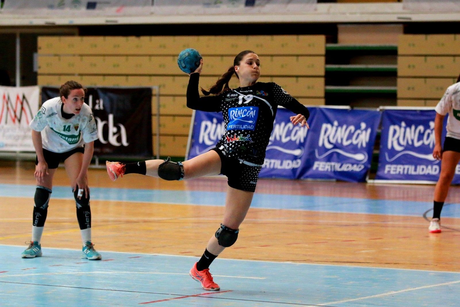 Sole López ejecuta un lanzamiento de siete metros.