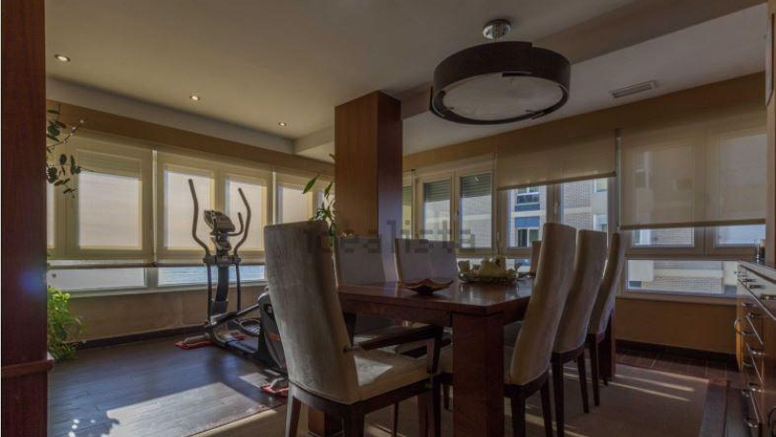 El salón de este piso situado en el Paseo Marítimo.