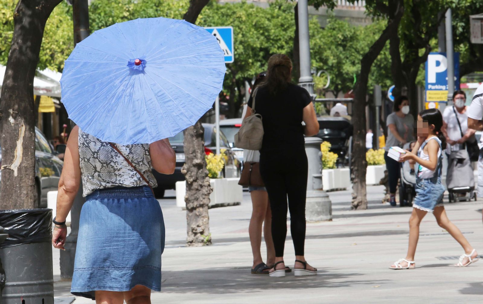 Una mujer se refugia del sol mientras pasea por el centro, días atrás.