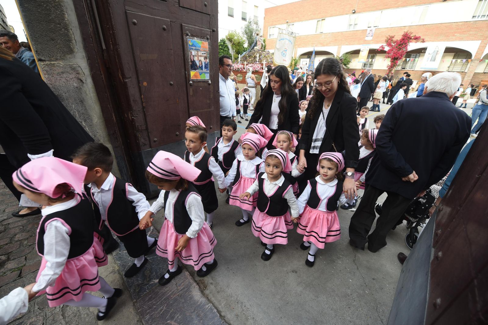 La procesión del colegio Divina Pastora de Córdoba con su Virgen, en imágenes