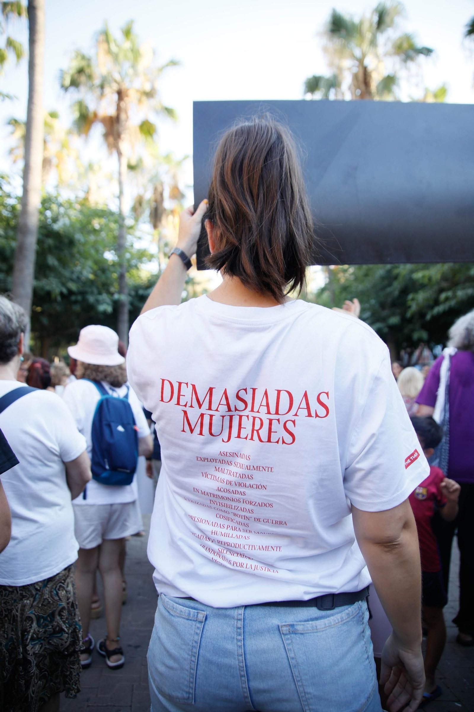 Las imágenes del minuto de silencio en el Mirador de la Rambla por la mujer asesinada en Almería