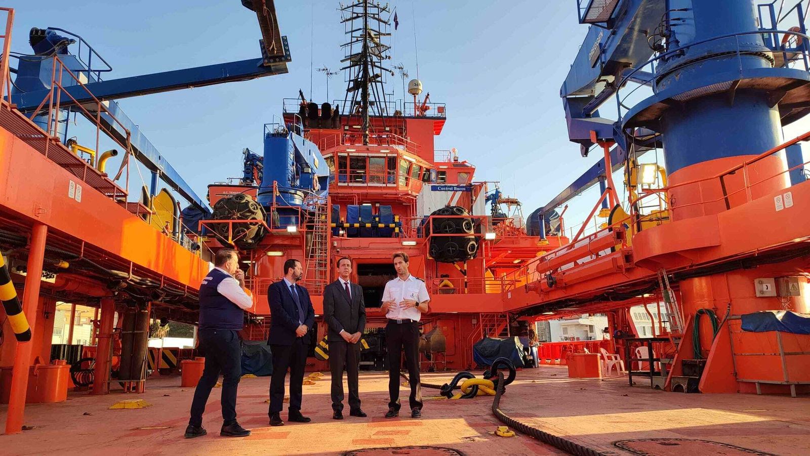 El subdelegado del Gobierno, José María Martín Fernández, ha visitado el buque de Salvamento Marítimo ‘Clara Campoamor’.