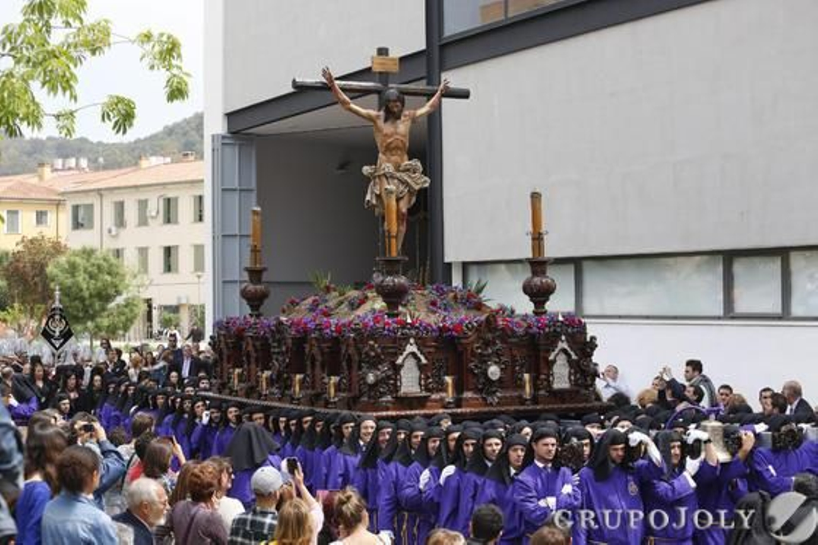 Crucifixión, Gitanos, Dolores del Puente, Pasión, Estudiantes y Cautivo protagonizaron una jornada en claroscuro./ Javier Albiñana