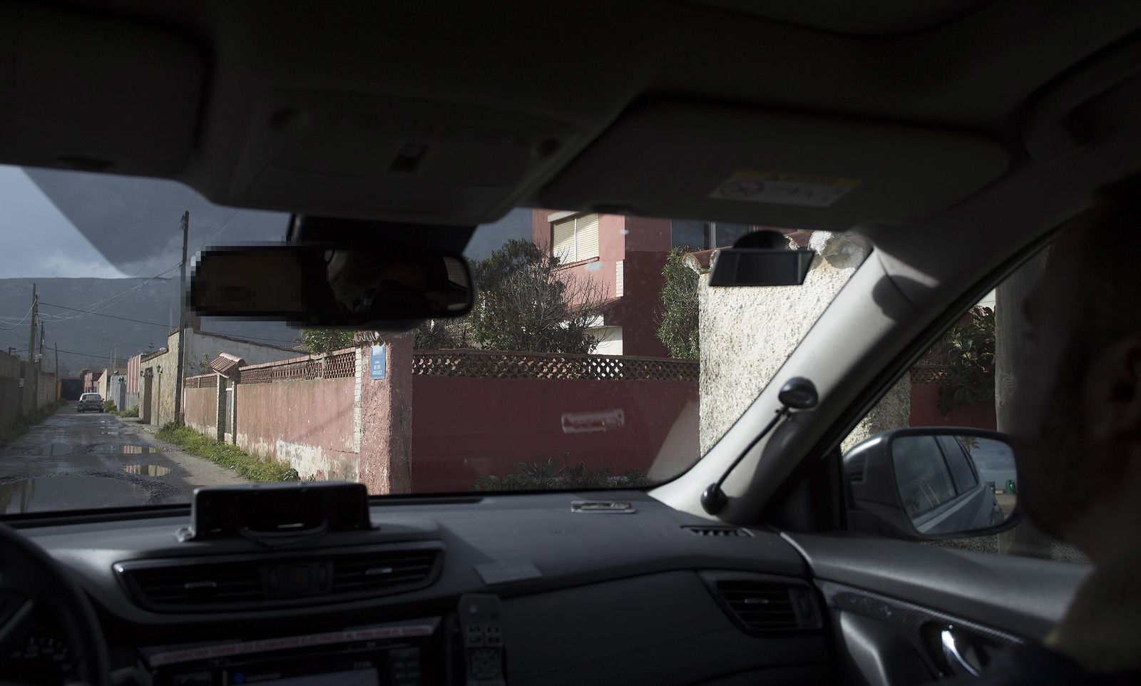 Recorrido en un patrullero de la Policía Nacional a las zonas del narcotráfico en el campo de Gibraltar, en imágenes