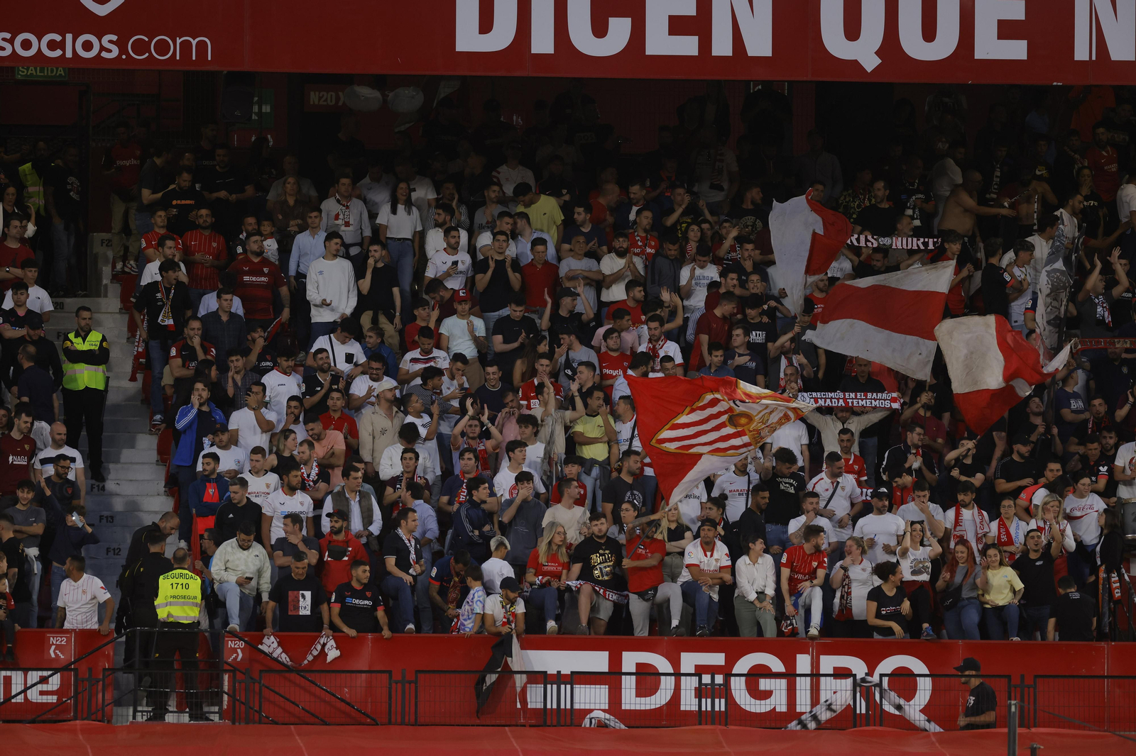 Búscate en las fotos del Sevilla-Celta