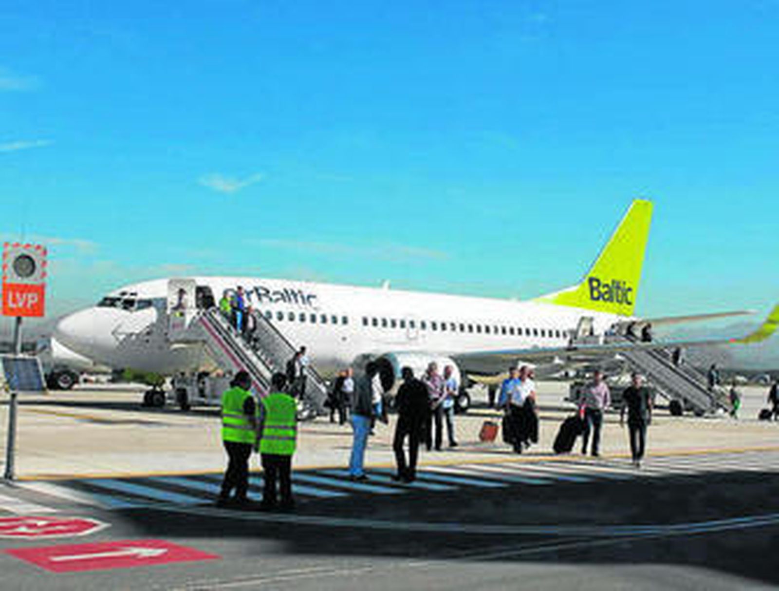 Avión de la compañía letona Air Baltic ayer en el aeropuerto de Granada.