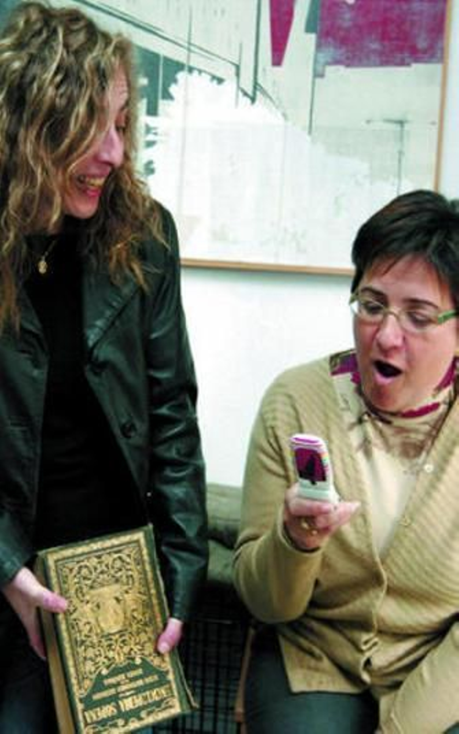 Nadine Fernández (izq.) y Ángeles Polanco, ayer en el Ayuntamiento.