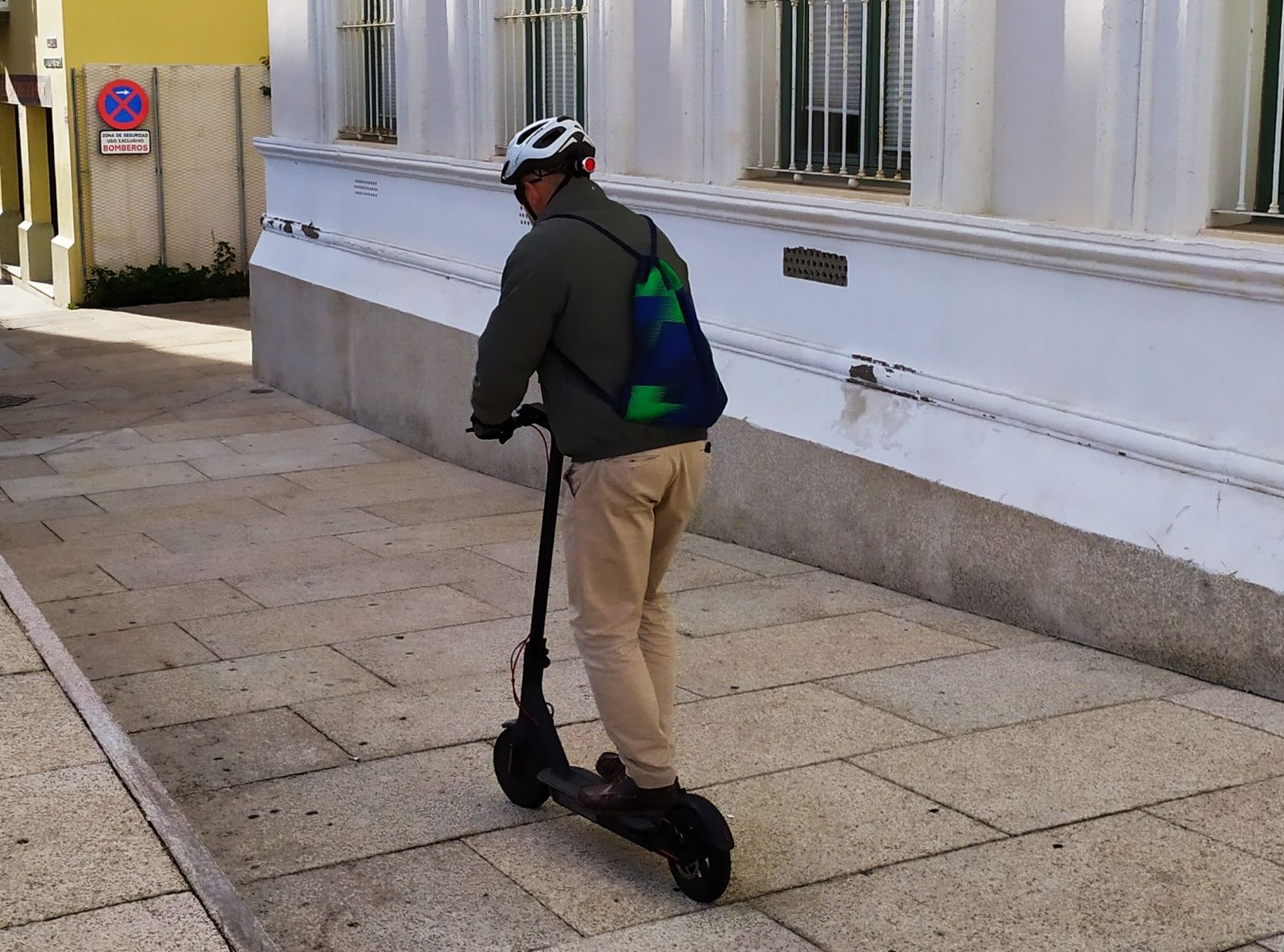 Un patinete, circulando por la plaza Isaac Peral.