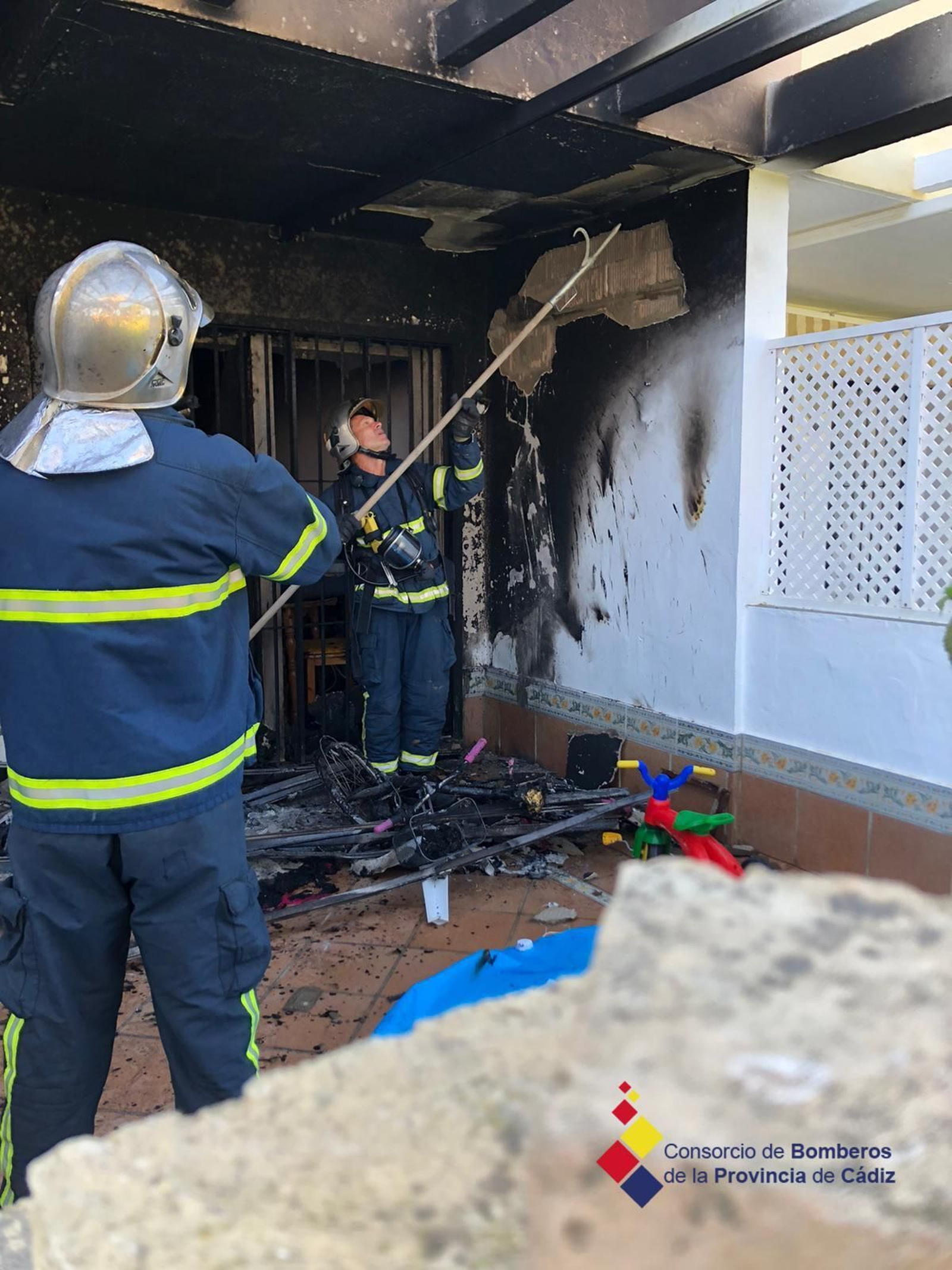 Momento de la actuación de los bomberos en la vivienda situada en la calle Asunción.