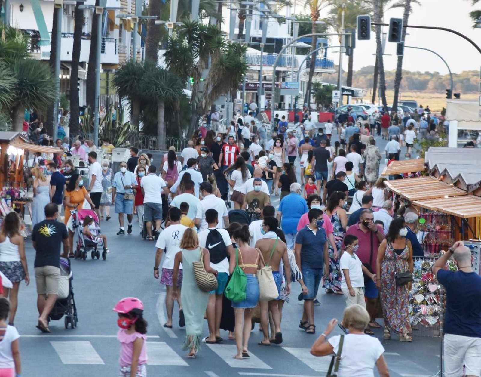 Ambiente en la avenida de Andalucía de Punta Umbría durante el verano.