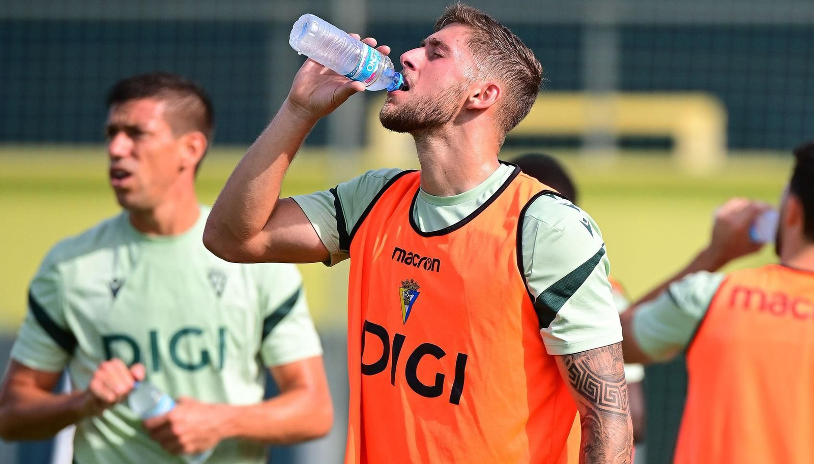 Los jugadores se hidratan en mitad de un entrenamiento.