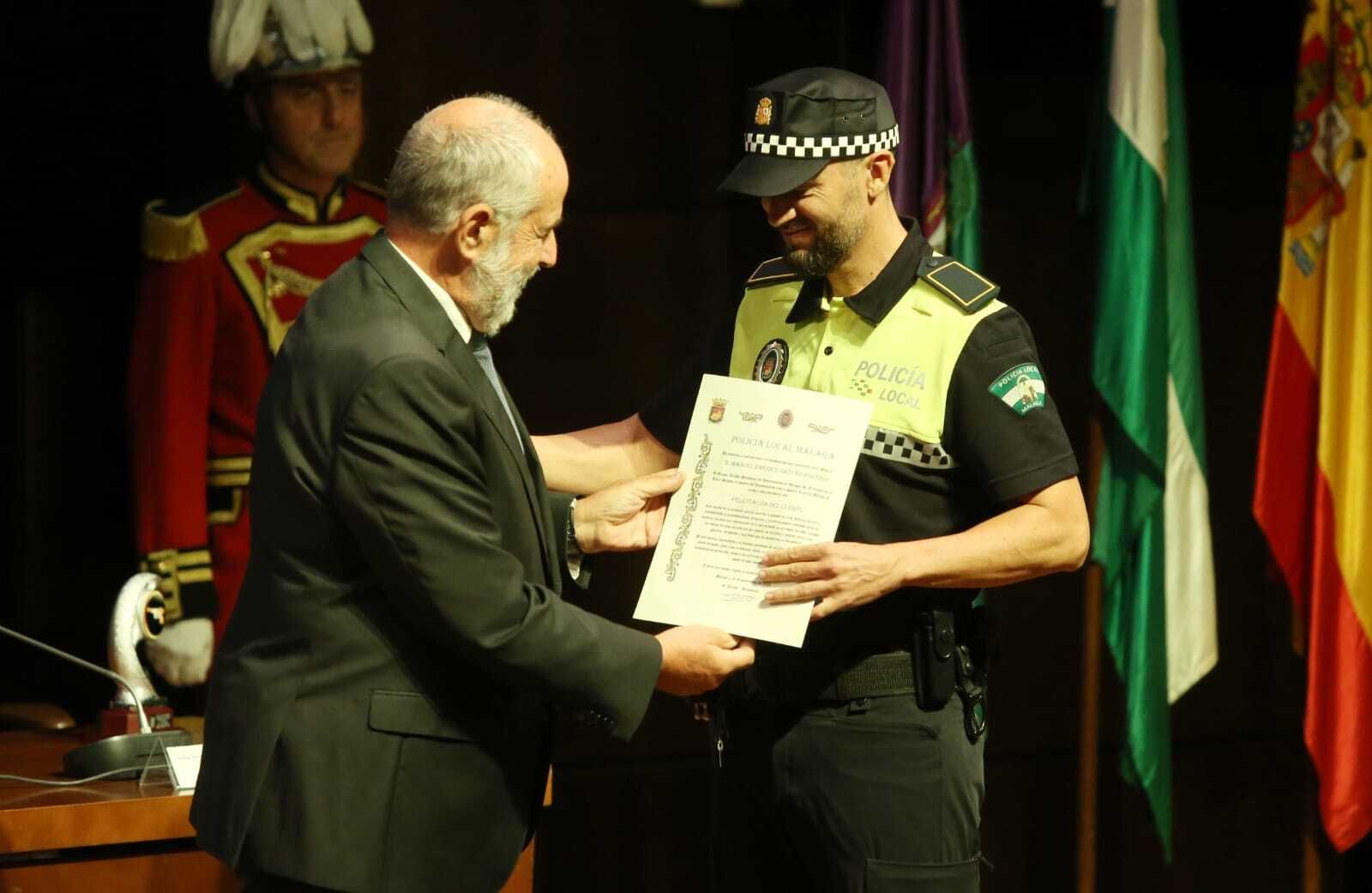 Las imágenes del acto de distinción de agentes de la Policía Local de Málaga en el día de su patrón