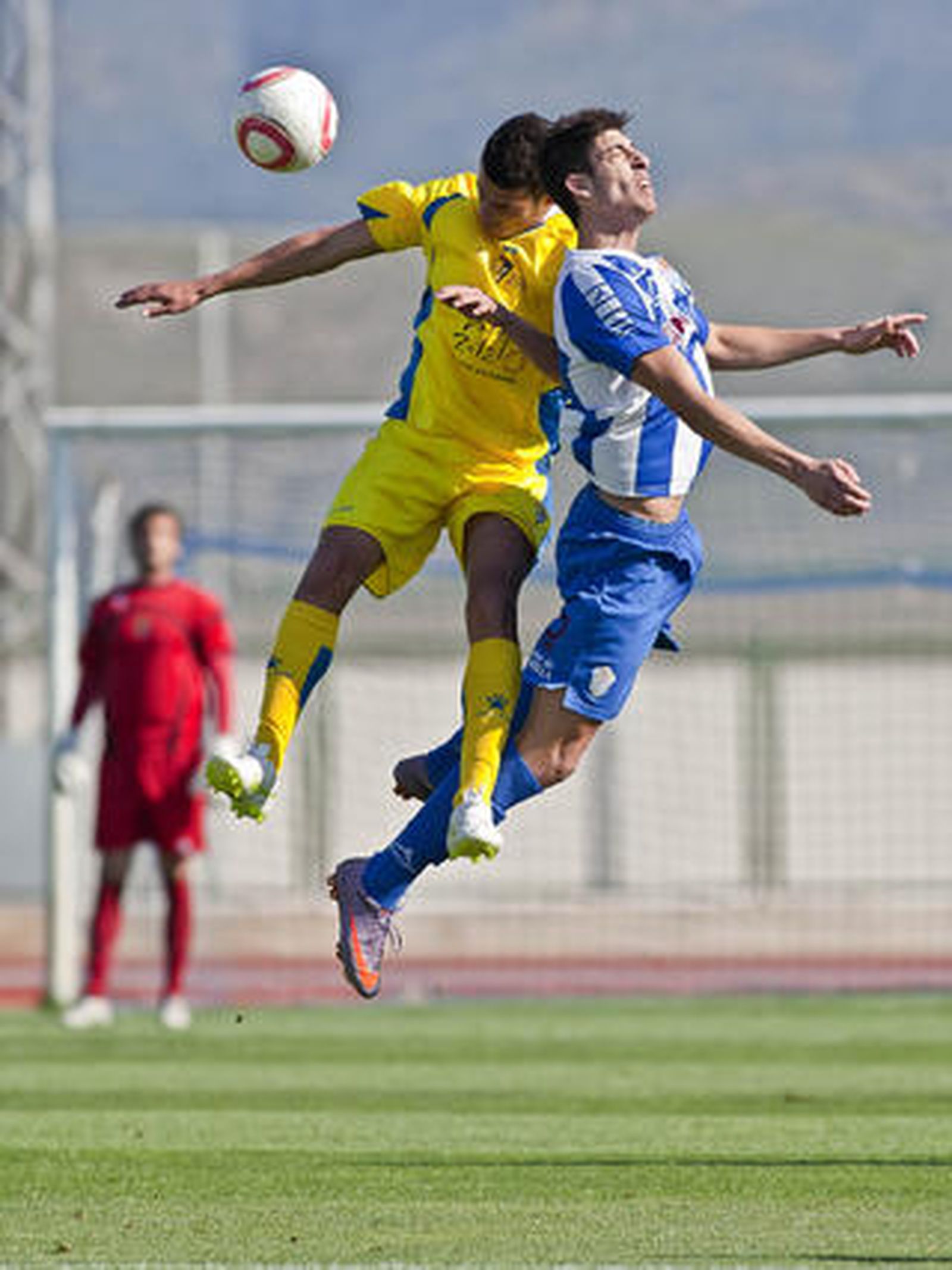 Juanse pelea un balón por alto. 

Foto: LOF