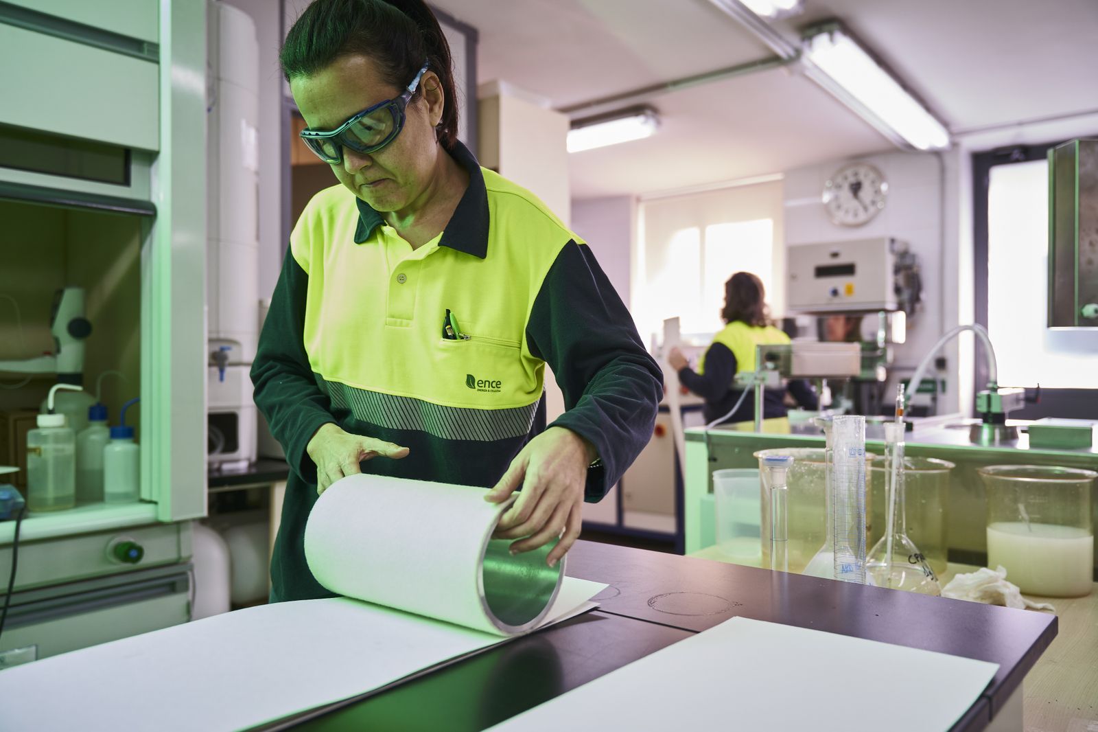 Una trabajadora de Ence en el laboratorio.