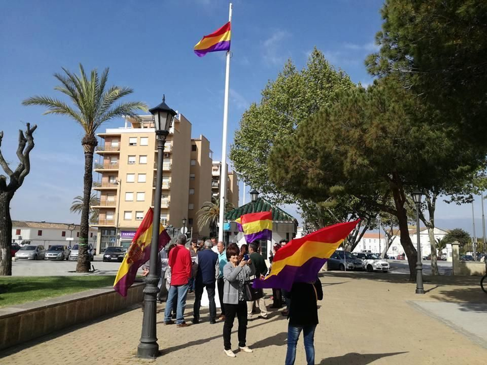 Miembros de la asociación San Roque por la República, con banderas republicanas el pasado viernes en la Alameda.